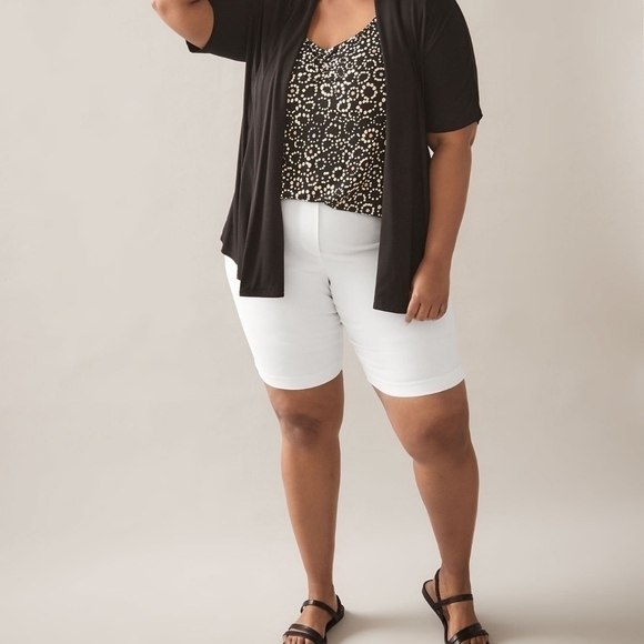 28 - In Every Story | Savvy Bermuda Short - White - Picture 6 of 6